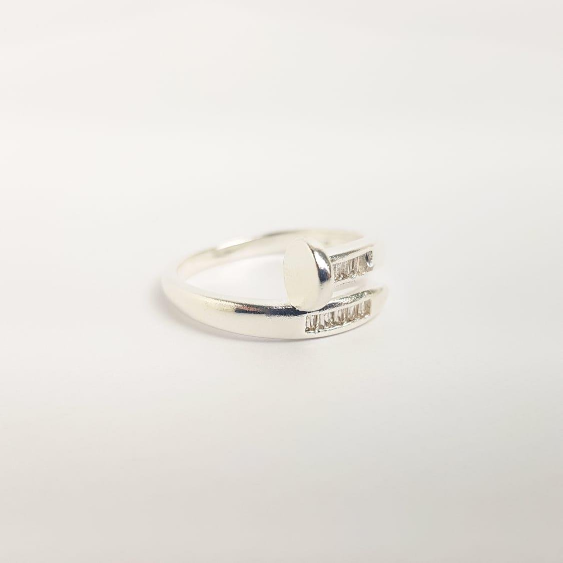 ANEL ARO LISO ENTRELAÇADO PREGO BAGUETES CRISTAL | BANHO DE PRATA