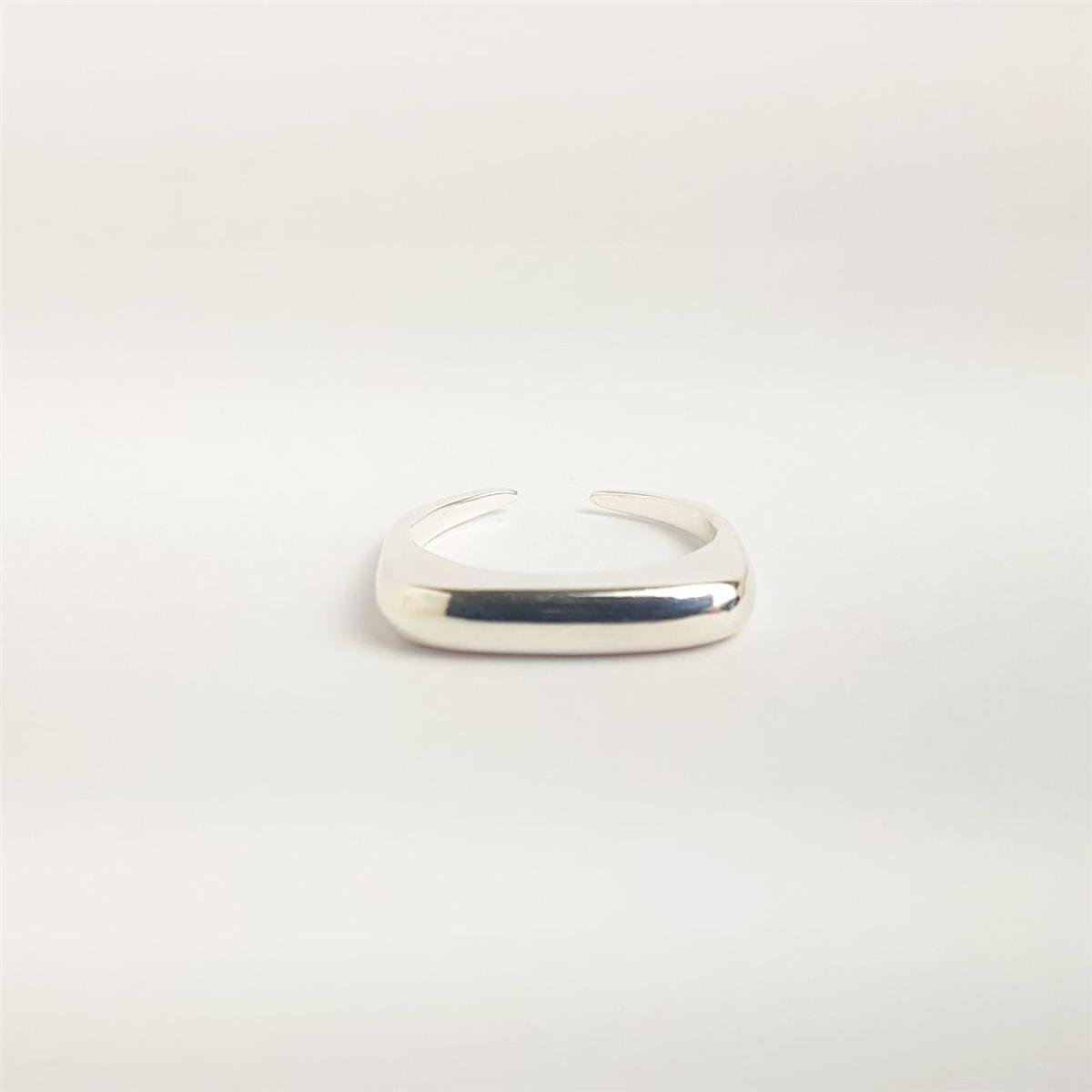 ANEL REGULÁVEL ARO LISO VERSO ACHATADO FRENTE RETA 4MM | BANHO DE PRATA 