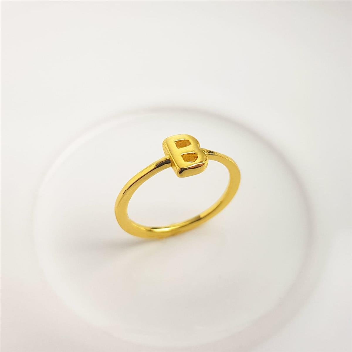 ANEL ARO LISO LETRA AO CENTRO | BANHADO EM OURO 18K