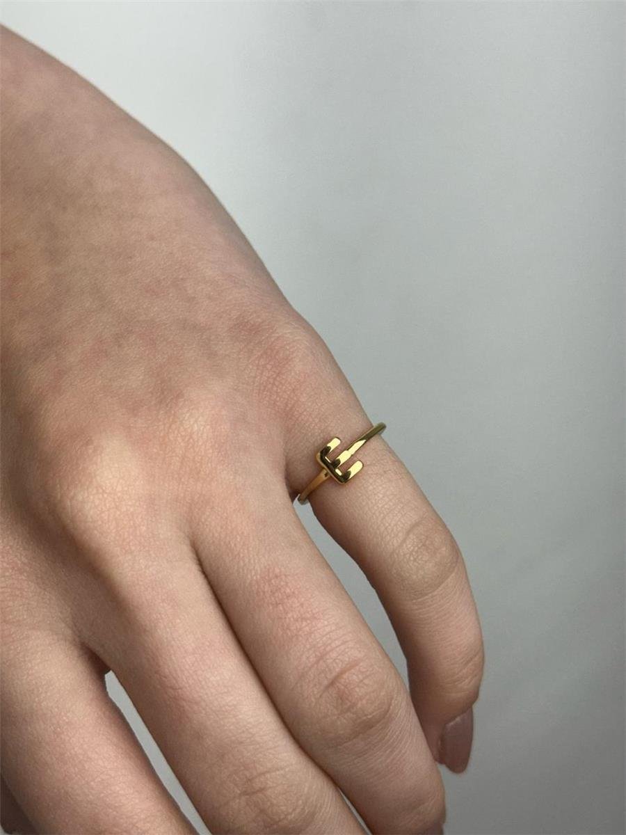 ANEL ARO LISO LETRA AO CENTRO | BANHADO EM OURO 18K