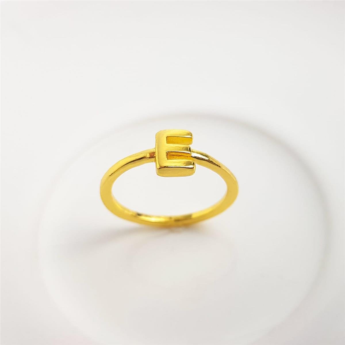 ANEL ARO LISO LETRA AO CENTRO | BANHADO EM OURO 18K