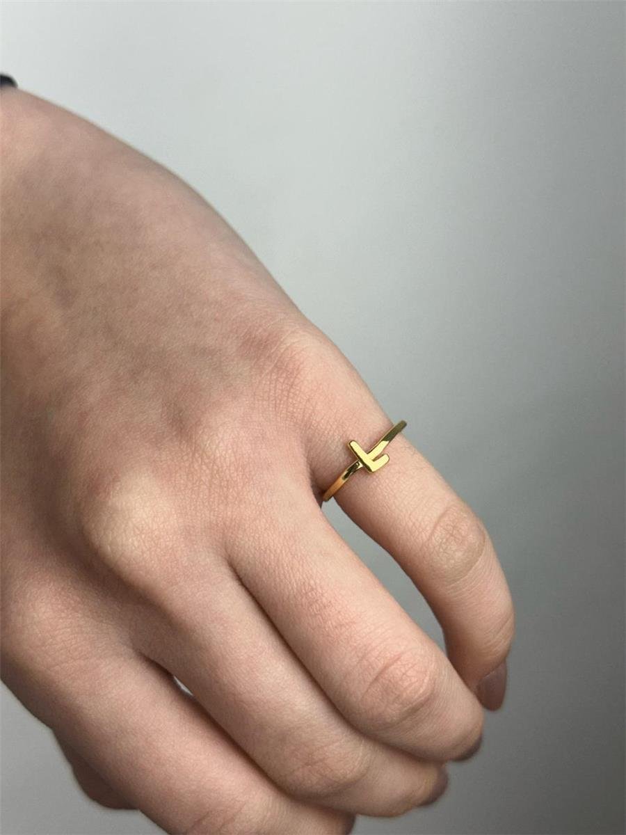 ANEL ARO LISO LETRA AO CENTRO | BANHADO EM OURO 18K