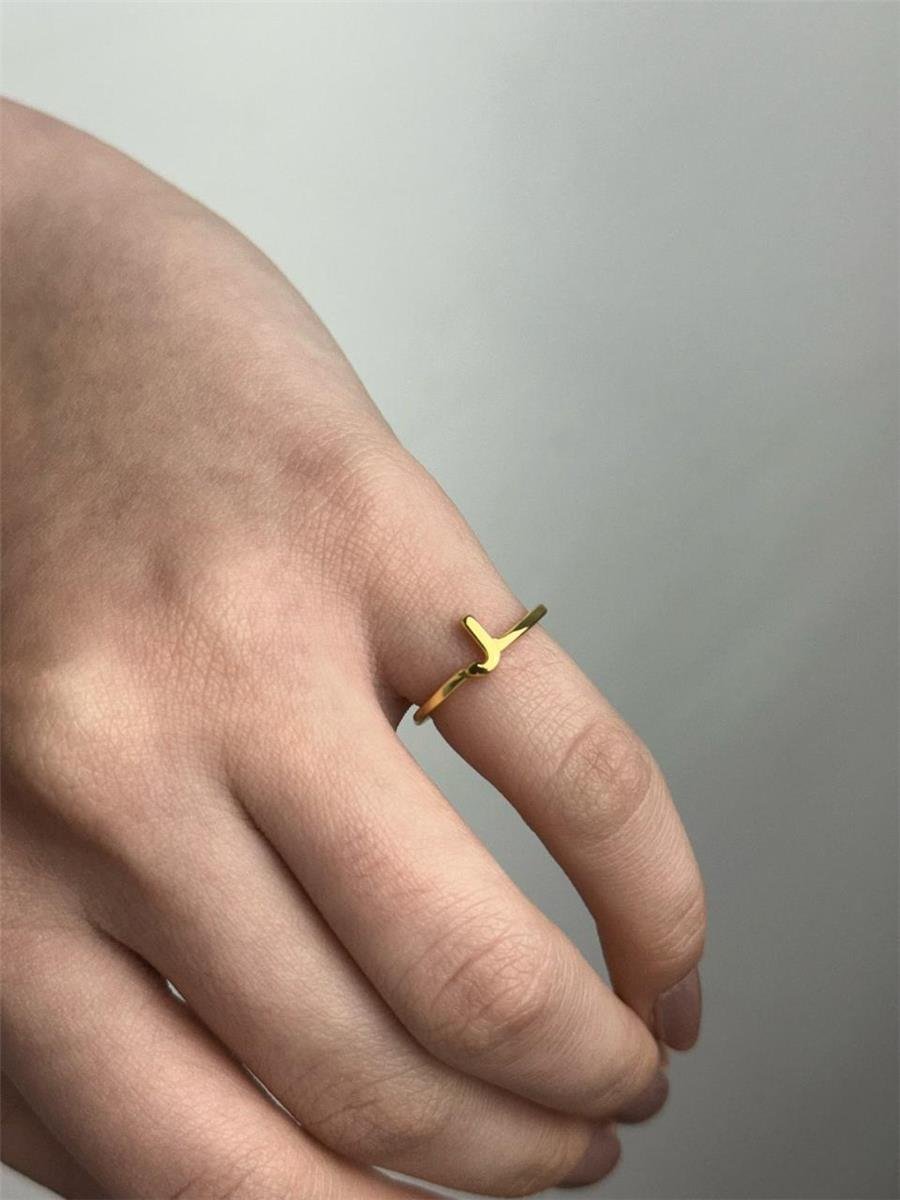 ANEL ARO LISO LETRA AO CENTRO | BANHADO EM OURO 18K