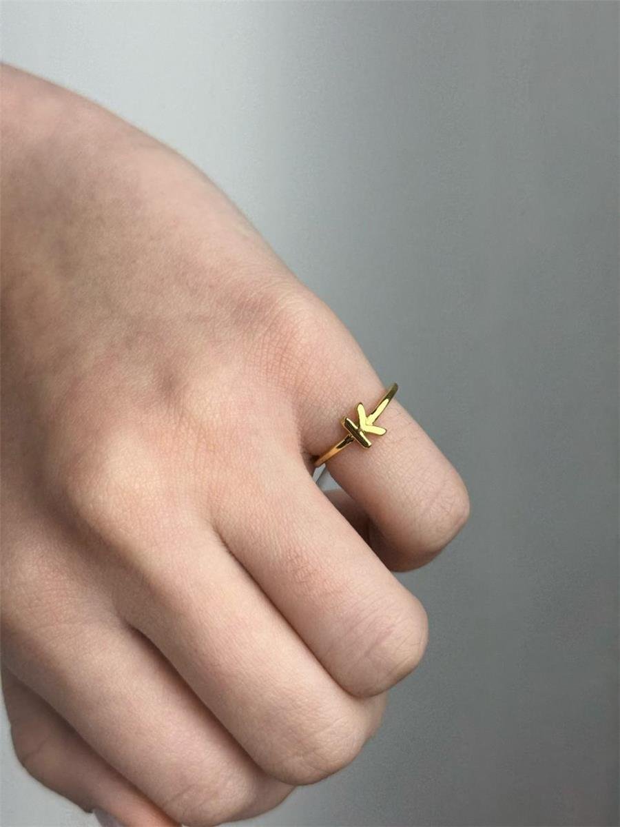 ANEL ARO LISO LETRA AO CENTRO | BANHADO EM OURO 18K