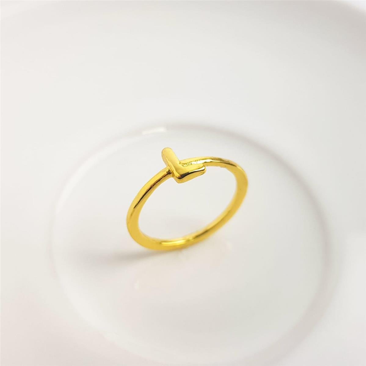 ANEL ARO LISO LETRA AO CENTRO | BANHADO EM OURO 18K