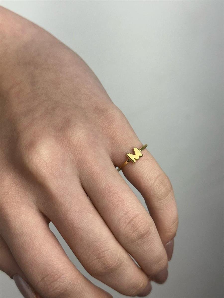 ANEL ARO LISO LETRA AO CENTRO | BANHADO EM OURO 18K