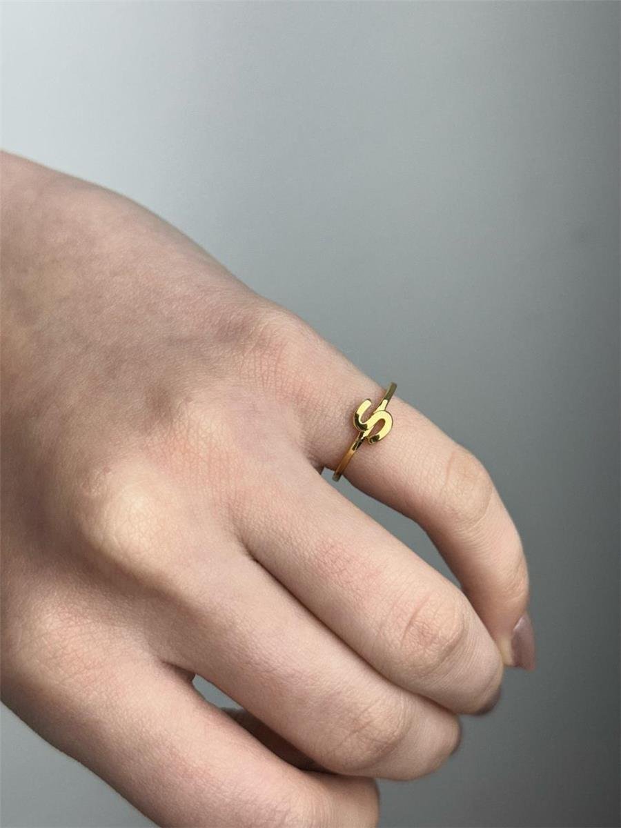 ANEL ARO LISO LETRA AO CENTRO | BANHADO EM OURO 18K