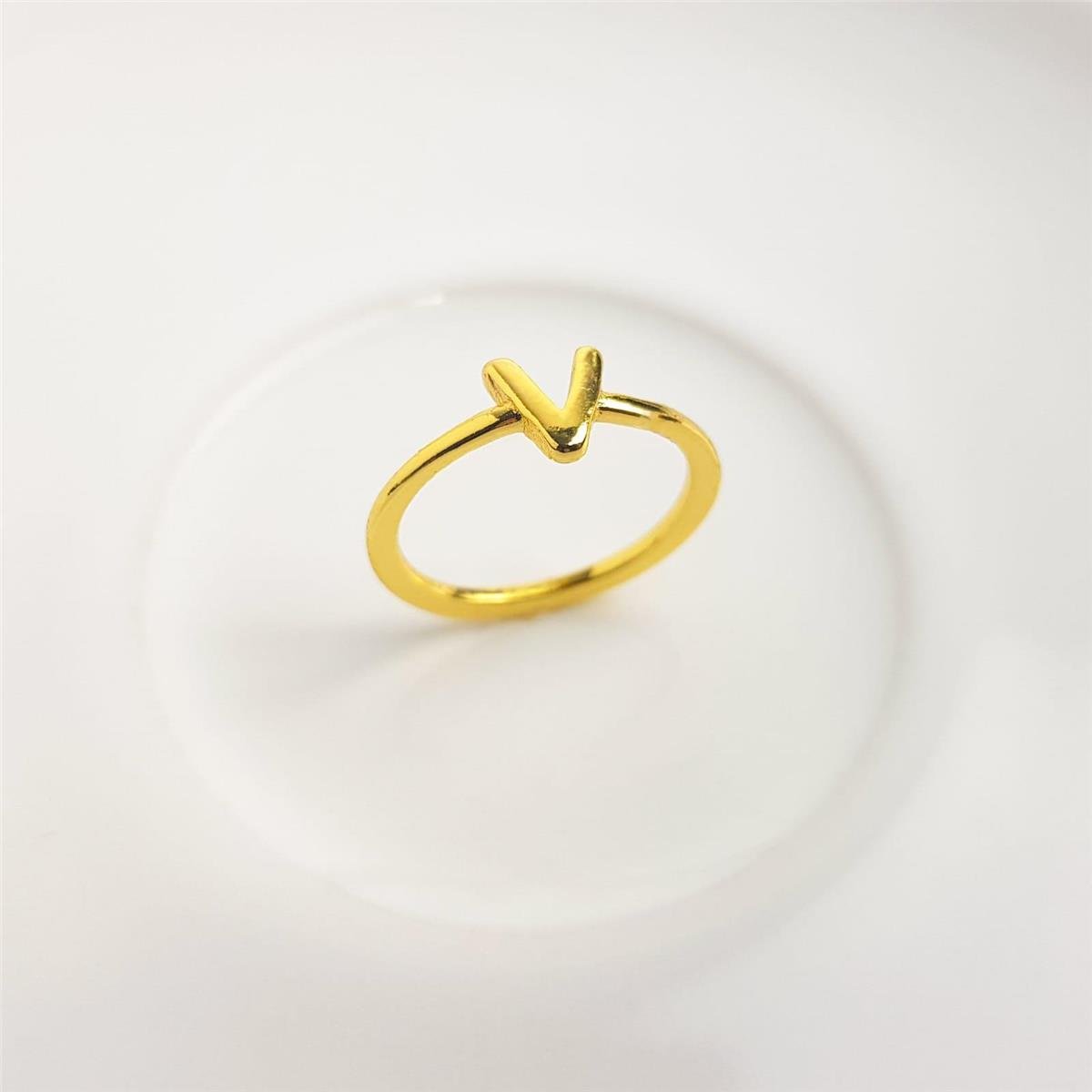 ANEL ARO LISO LETRA AO CENTRO | BANHADO EM OURO 18K