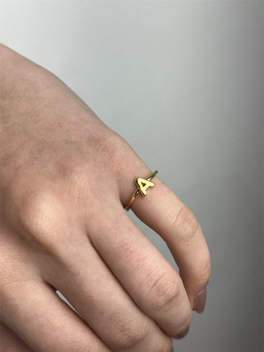 ANEL ARO LISO LETRA AO CENTRO | BANHADO EM OURO 18K