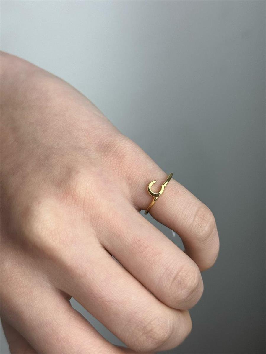 ANEL ARO LISO LETRA AO CENTRO | BANHADO EM OURO 18K