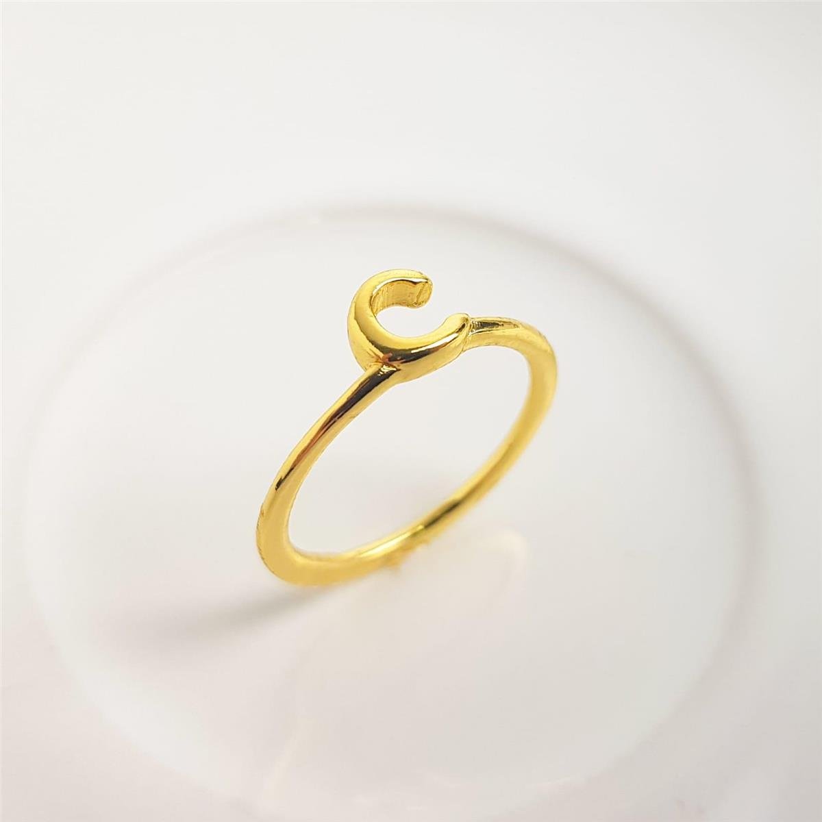 ANEL ARO LISO LETRA AO CENTRO | BANHADO EM OURO 18K