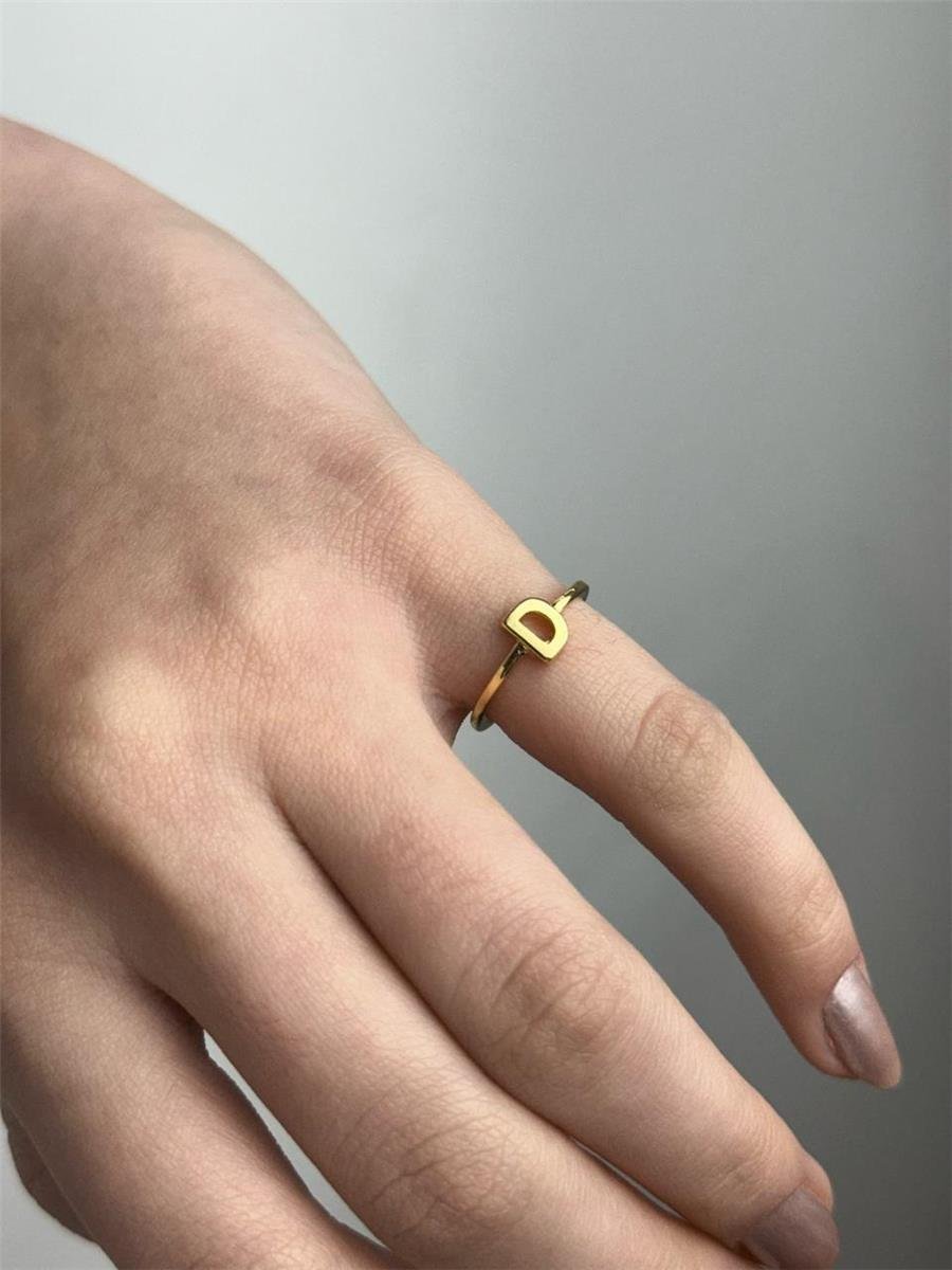 ANEL ARO LISO LETRA AO CENTRO | BANHADO EM OURO 18K