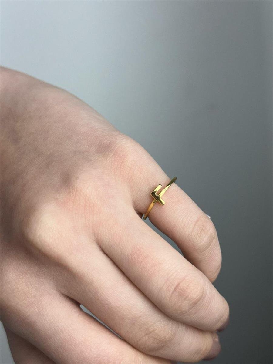 ANEL ARO LISO LETRA AO CENTRO | BANHADO EM OURO 18K