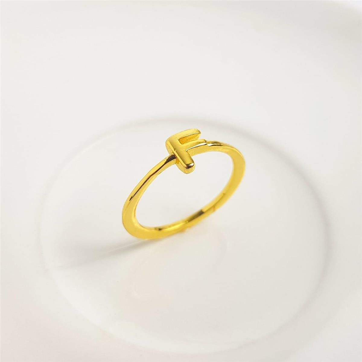 ANEL ARO LISO LETRA AO CENTRO | BANHADO EM OURO 18K