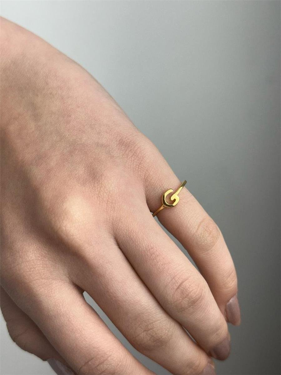 ANEL ARO LISO LETRA AO CENTRO | BANHADO EM OURO 18K