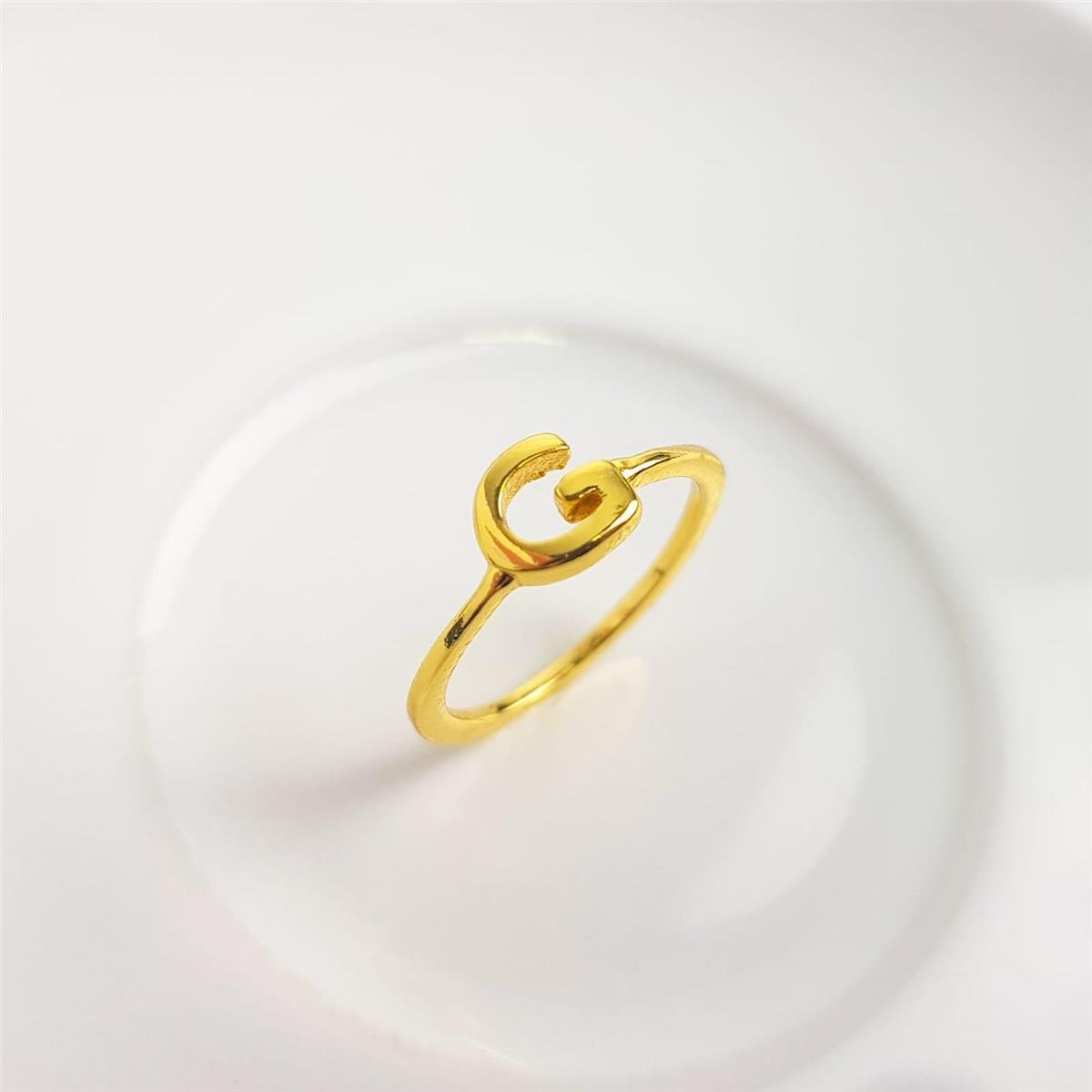 ANEL ARO LISO LETRA AO CENTRO | BANHADO EM OURO 18K