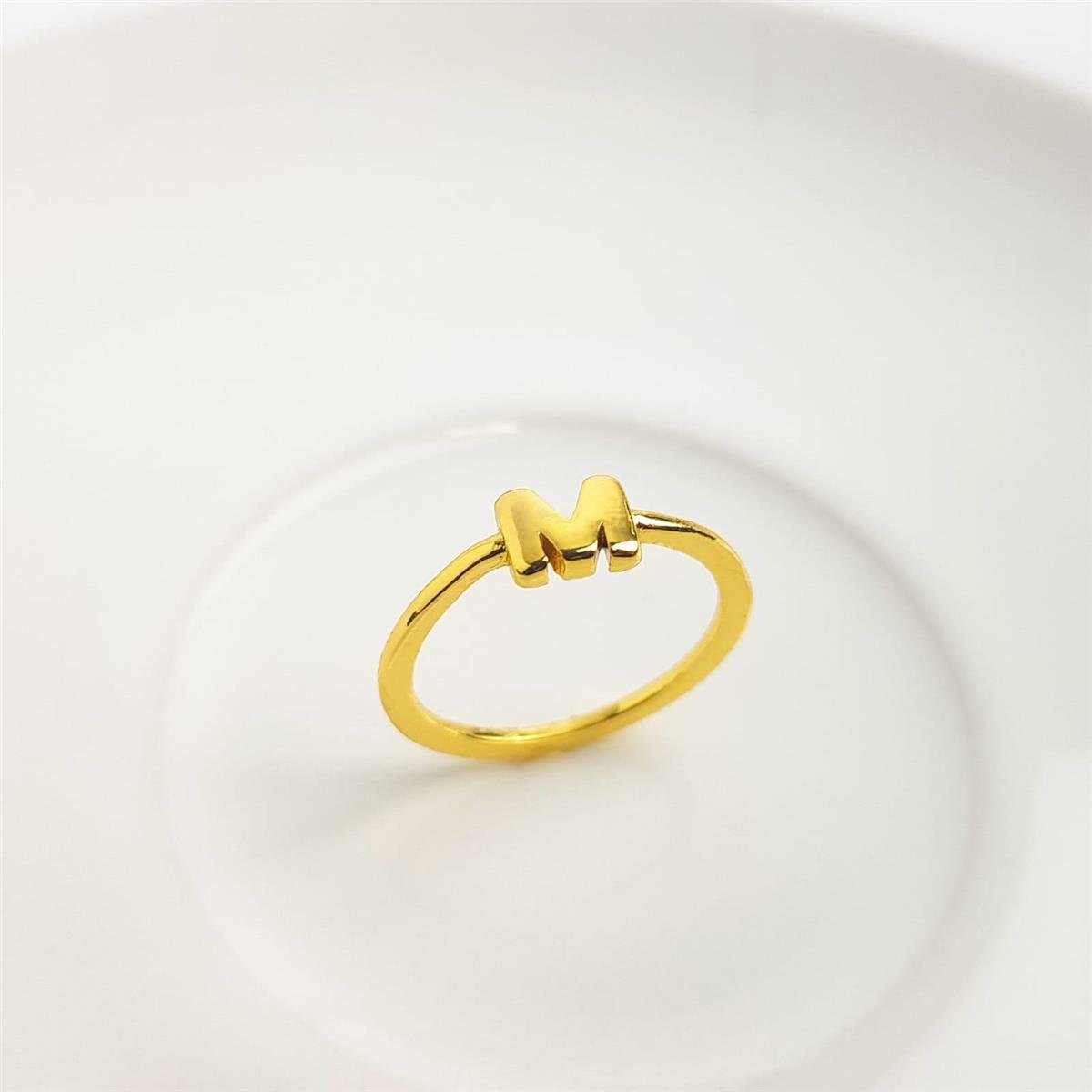 ANEL ARO LISO LETRA AO CENTRO | BANHADO EM OURO 18K