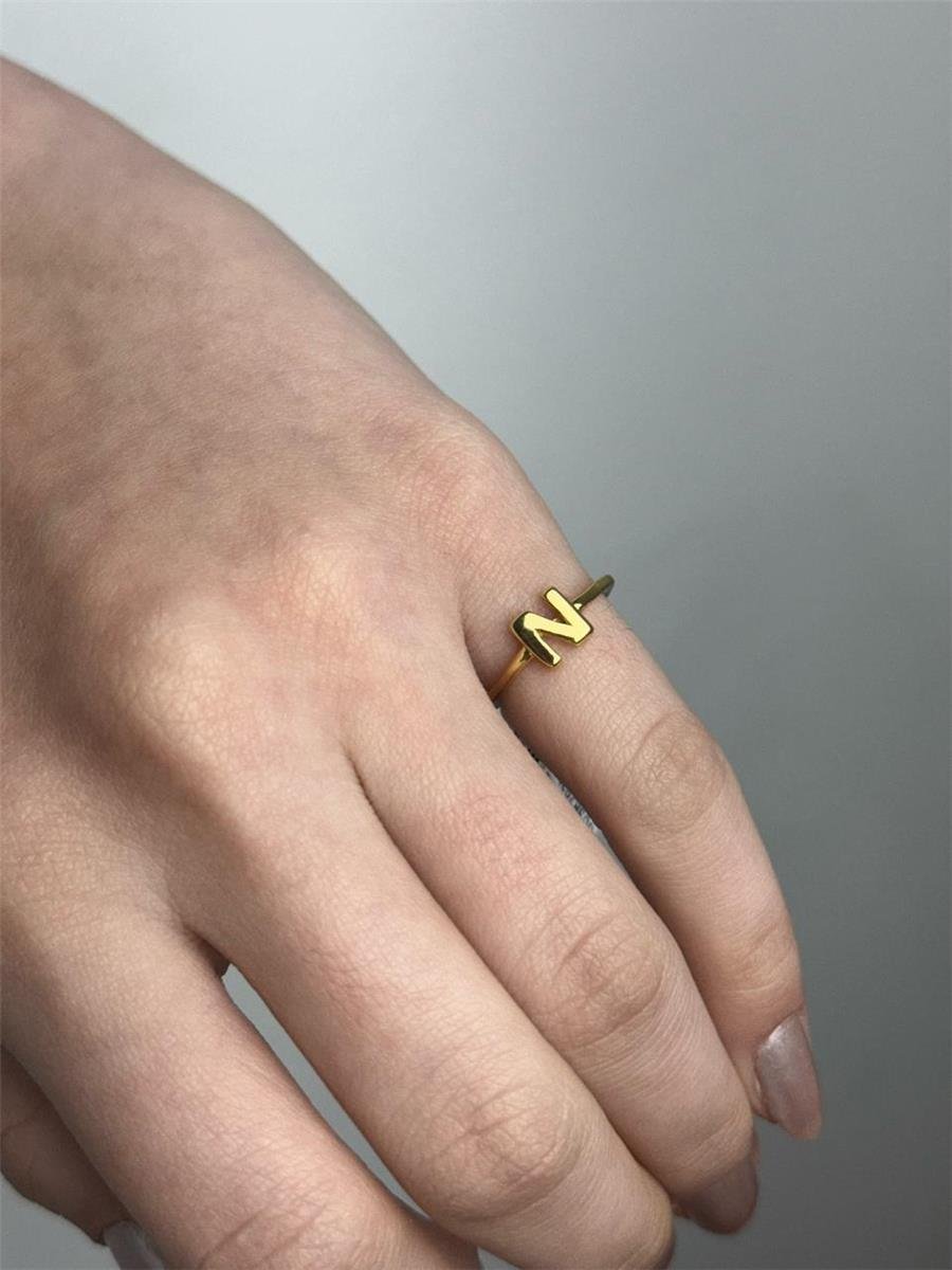 ANEL ARO LISO LETRA AO CENTRO | BANHADO EM OURO 18K