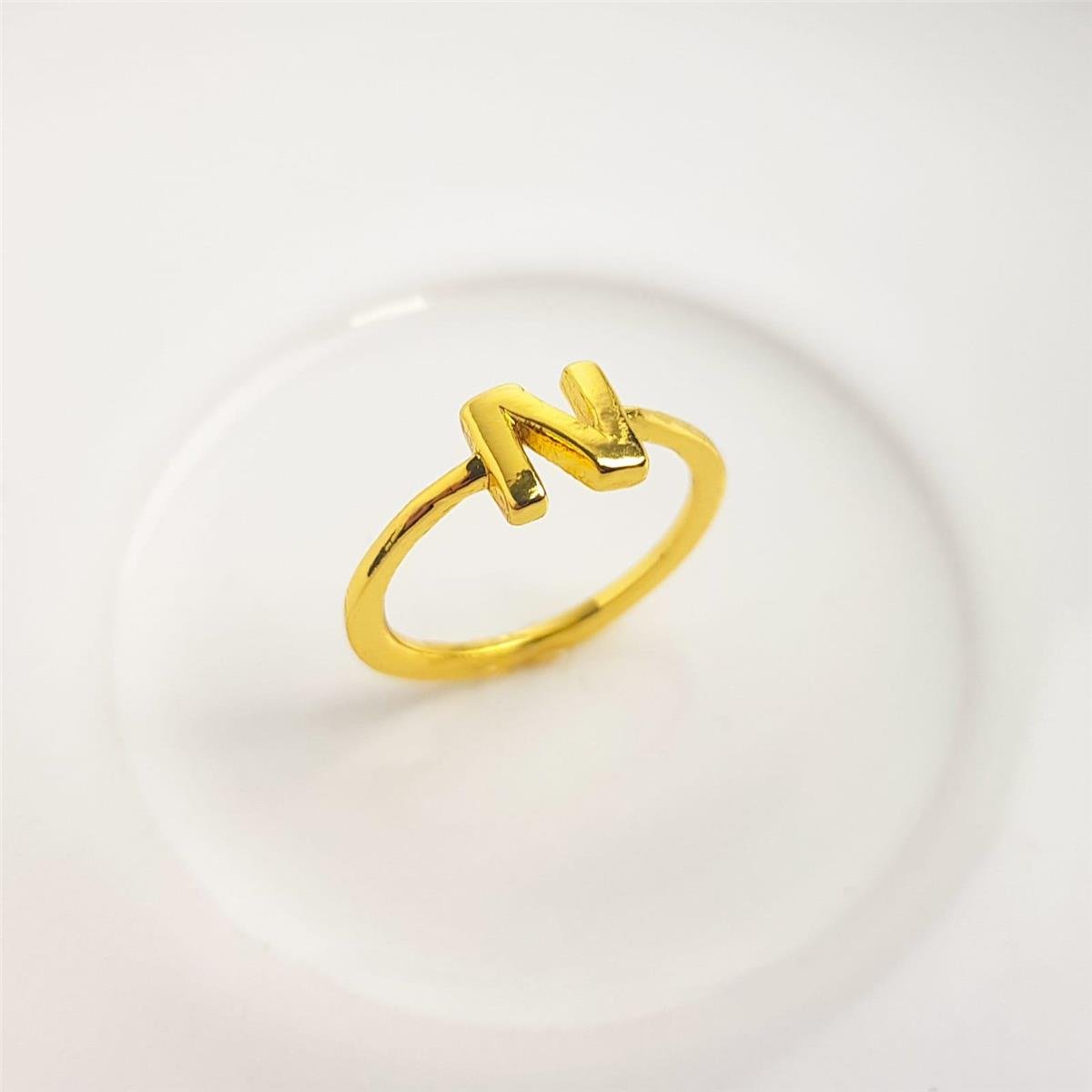 ANEL ARO LISO LETRA AO CENTRO | BANHADO EM OURO 18K