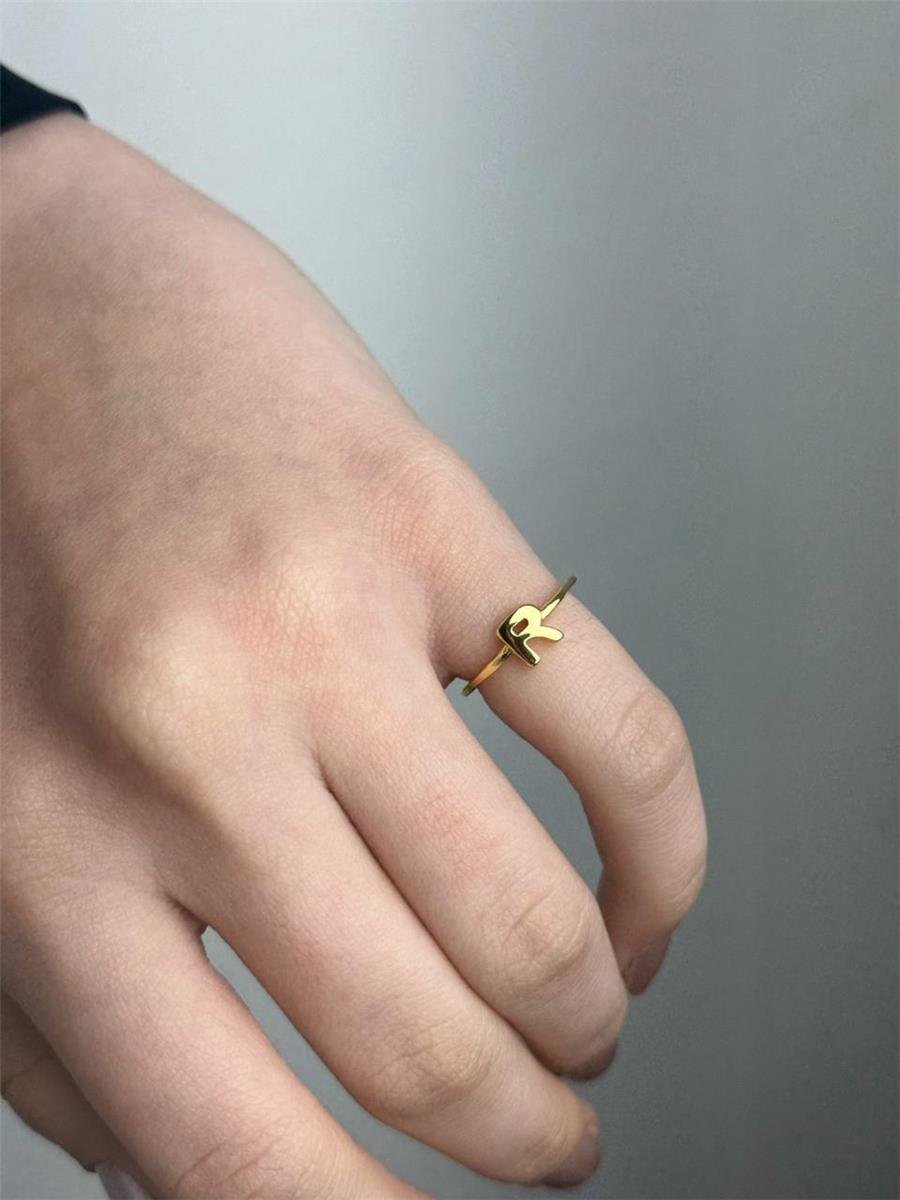 ANEL ARO LISO LETRA AO CENTRO | BANHADO EM OURO 18K