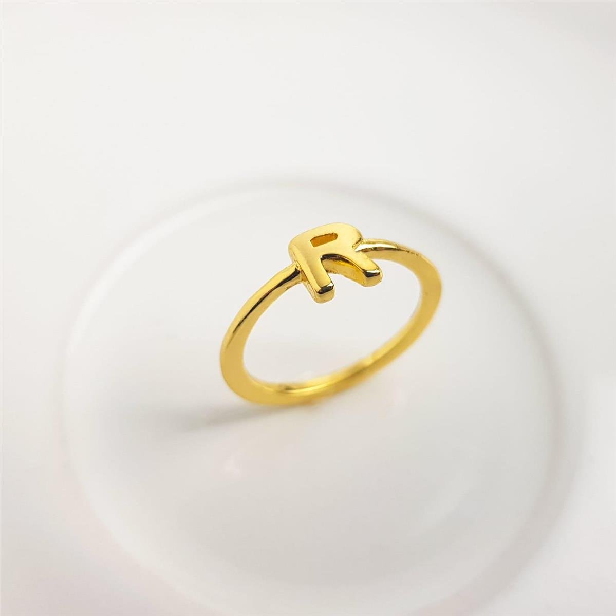 ANEL ARO LISO LETRA AO CENTRO | BANHADO EM OURO 18K