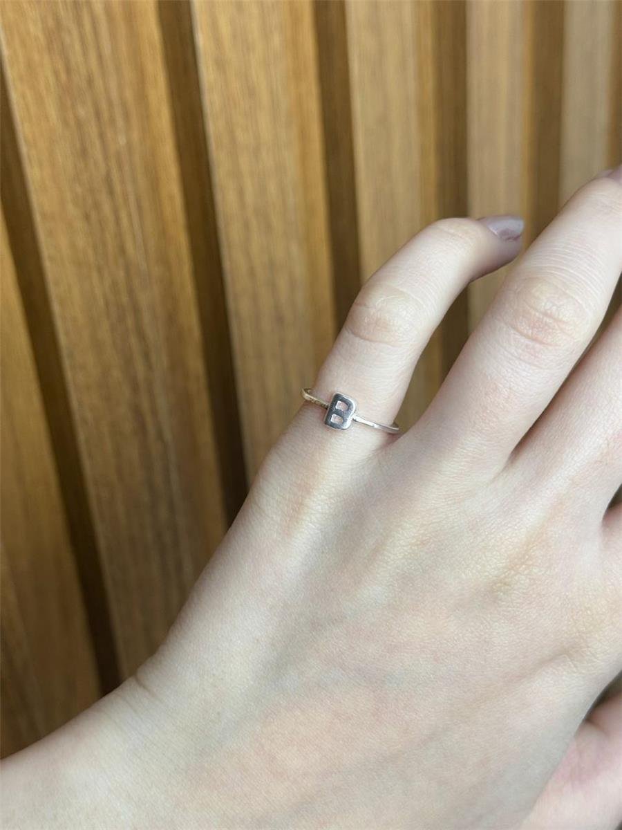 ANEL ARO LISO CENTRO LETRA | BANHO DE PRATA 