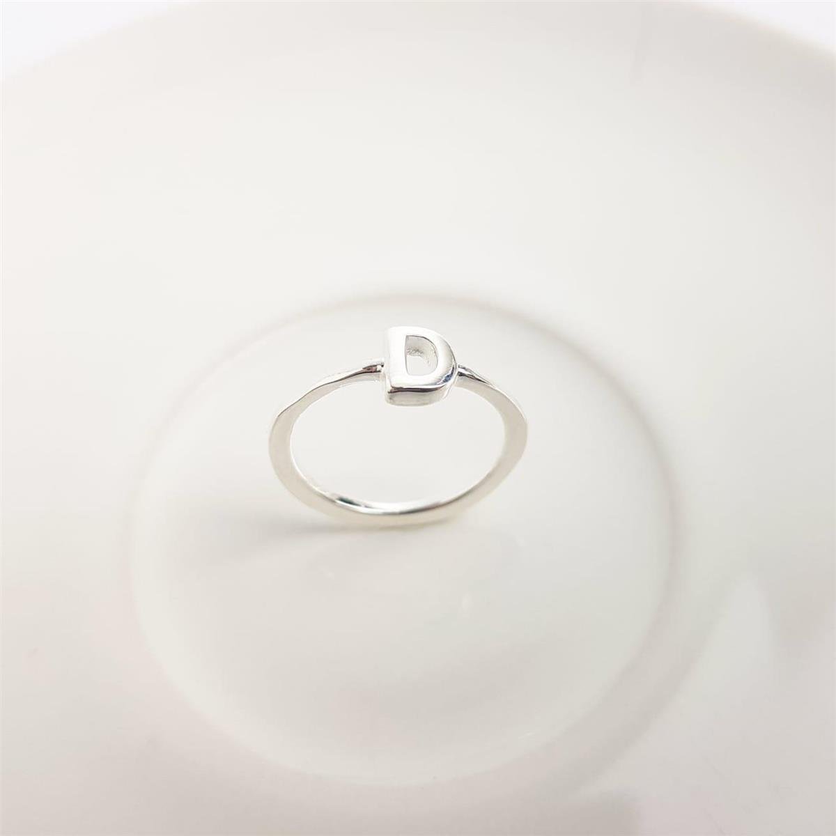 ANEL ARO LISO CENTRO LETRA | BANHO DE PRATA 