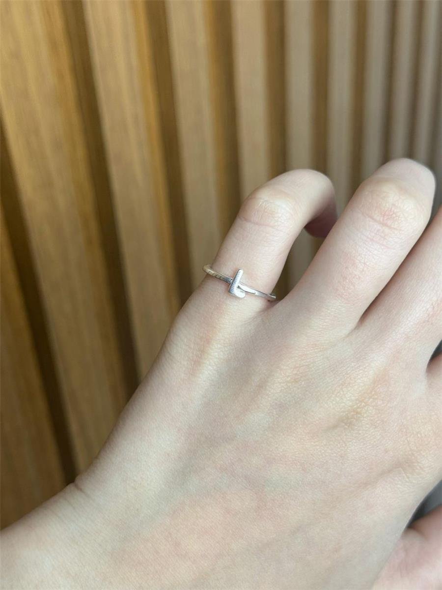 ANEL ARO LISO CENTRO LETRA | BANHO DE PRATA 