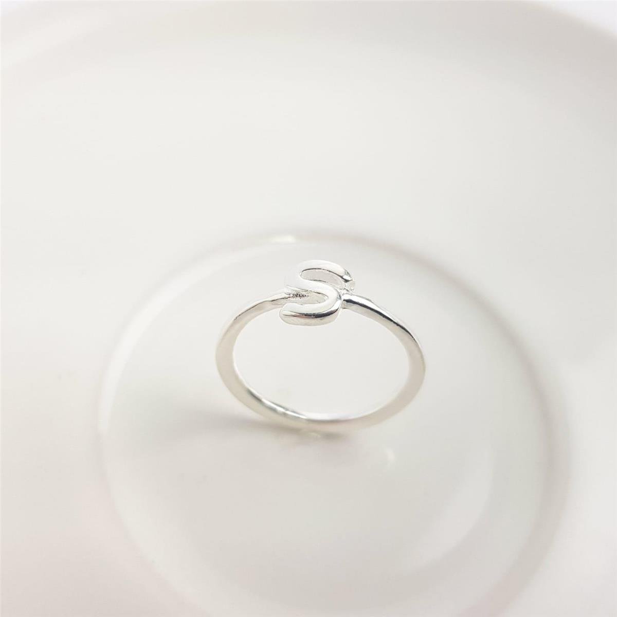 ANEL ARO LISO CENTRO LETRA | BANHO DE PRATA 