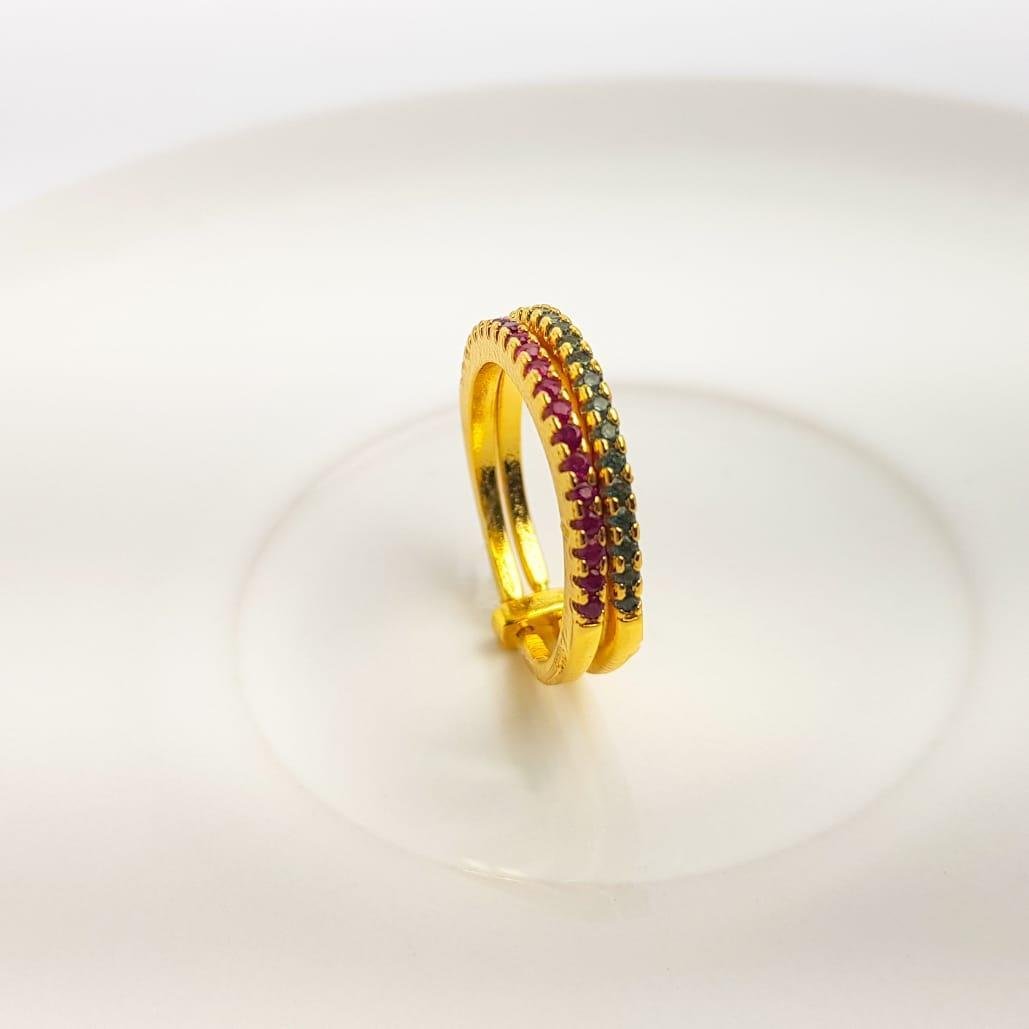 ANEL DUPLO ARO LISO FRENTE CRAVEJADO ROSA/VERDE | BANHADO EM OURO 18K