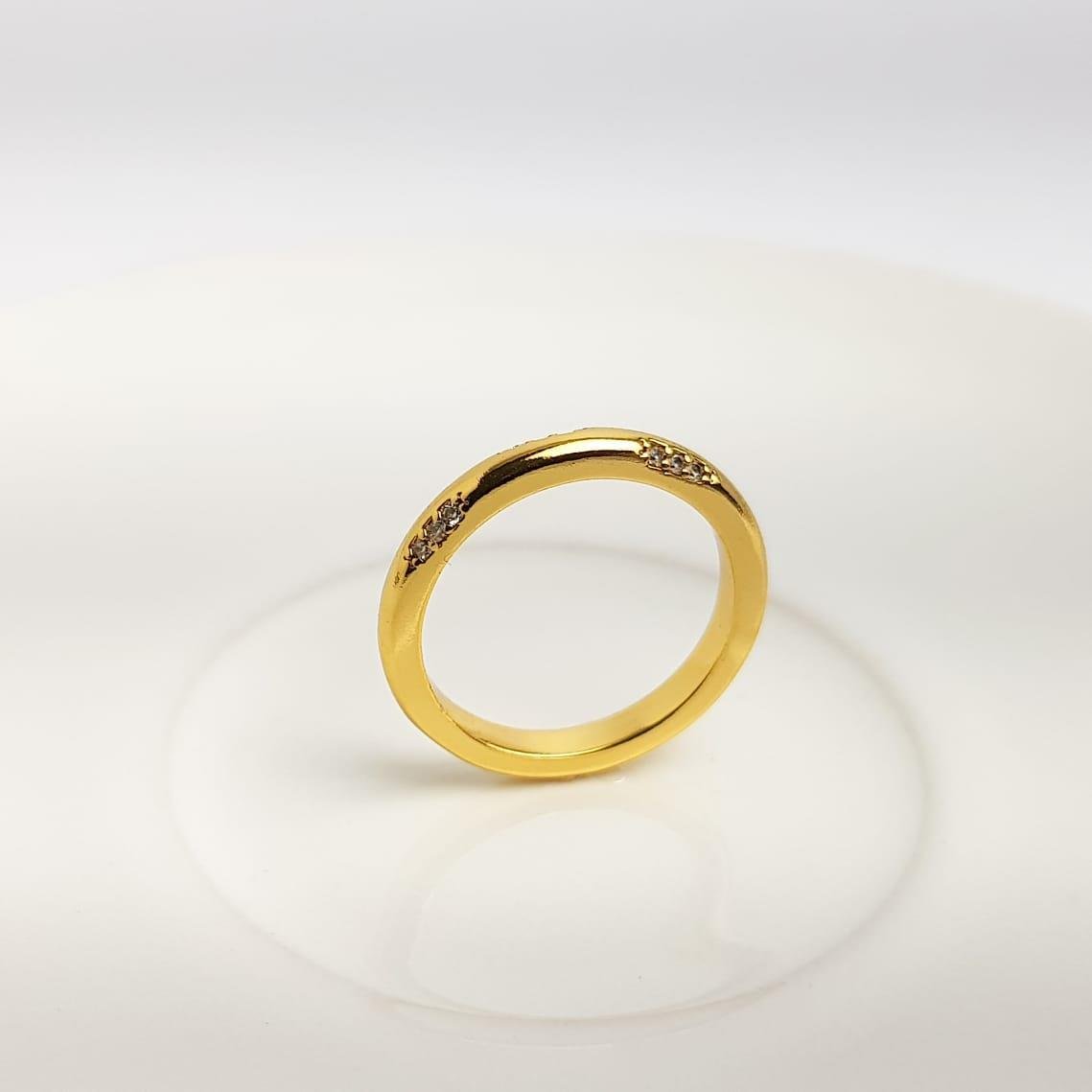 ANEL LISO 3MM FRENTE 4 FILETES CRAVEJADO COM 3 ZIRCÔNIAS | BANHADO EM OURO 18K