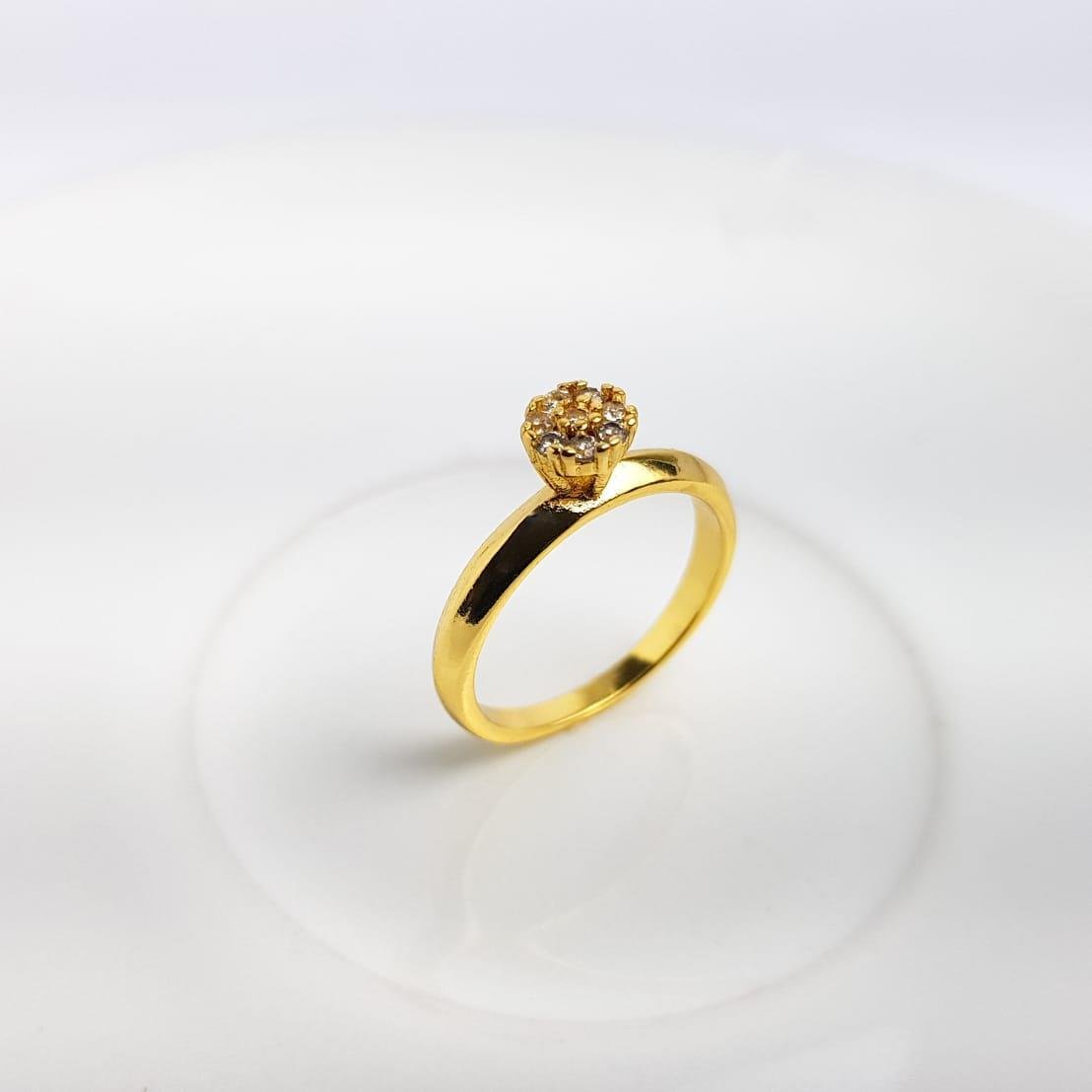 ANEL ARO LISO 3MM CENTRO CAIXA ALTA FLOR 5MM ZIRCÔNIA CRISTAL | BANHADO EM OURO 18K