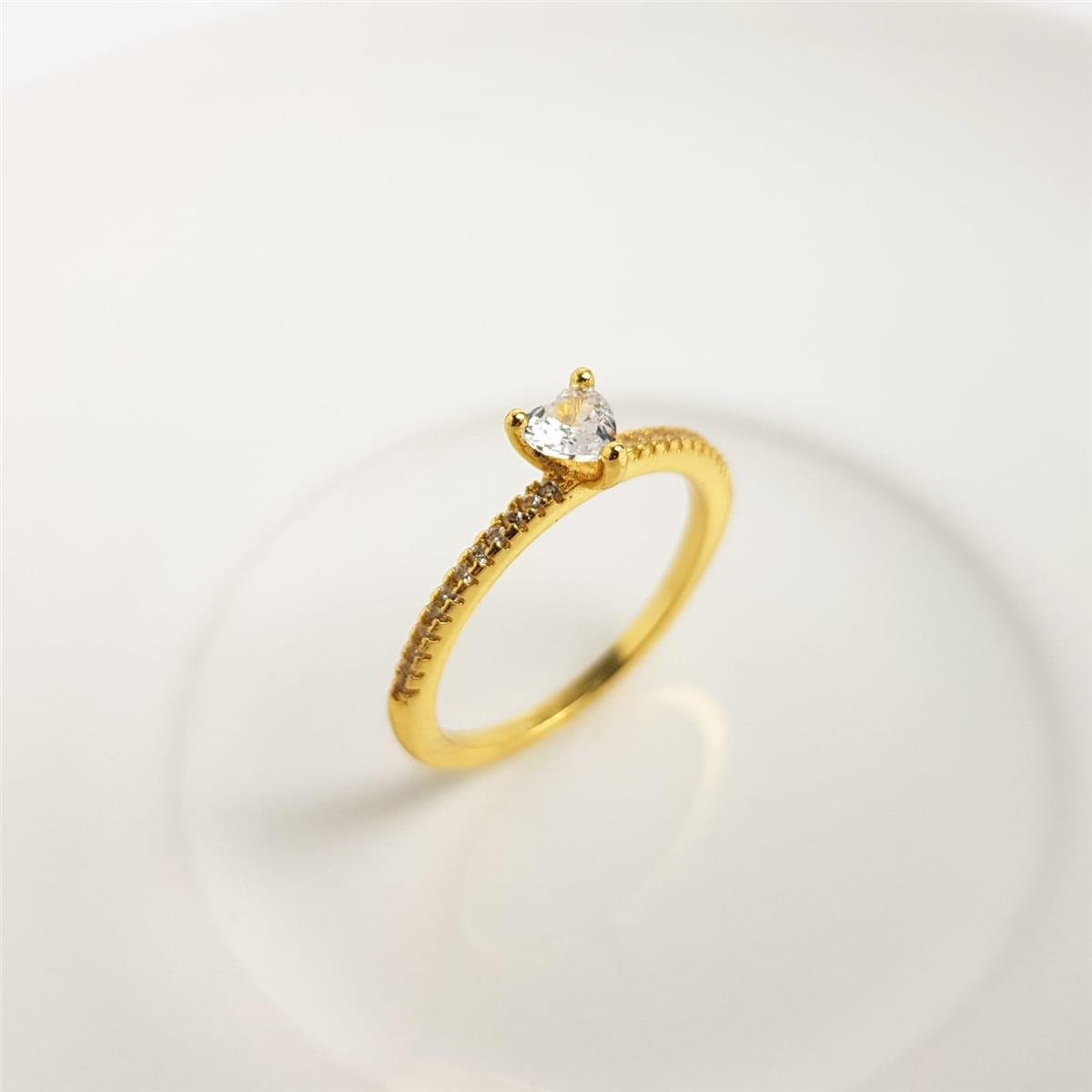 ANEL ARO LISO FRENTE CRAVEJADO CENTRO ZIRCÔNIA CRISTRAL CORAÇÃO | BANHADO EM OURO 18K