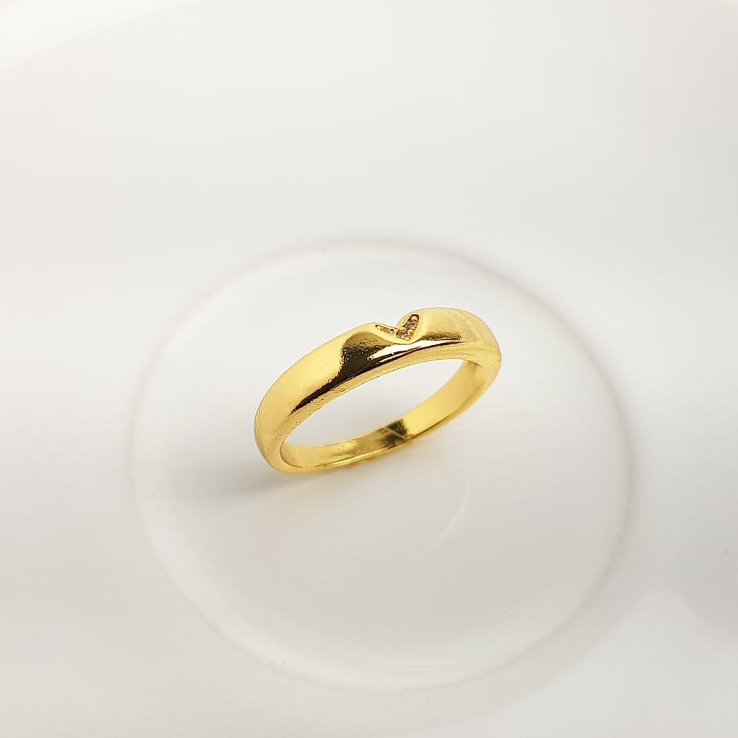 ANEL ARO LISO CENTRO MINI CORAÇÃO CRAVEJADO |BANHADO EM OURO 18K