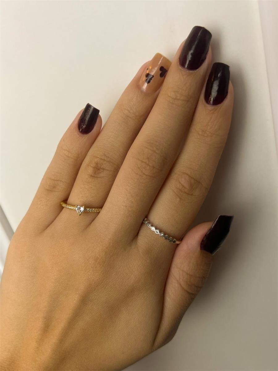 ANEL ARO LISO FRENTE CRAVEJADO CENTRO CORAÇÃO CRISTAL | BANHADO EM OURO 18K