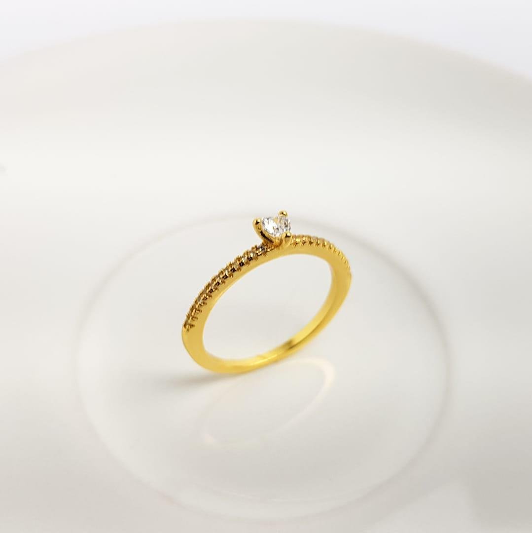 ANEL ARO LISO FRENTE CRAVEJADO CENTRO CORAÇÃO CRISTAL | BANHADO EM OURO 18K