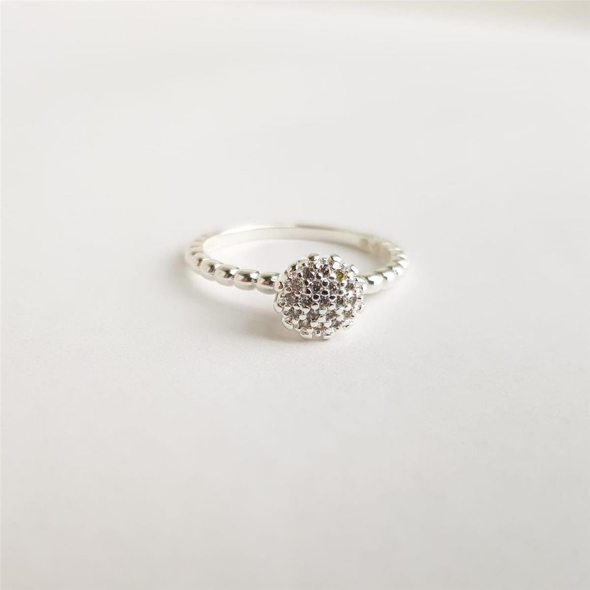 ANEL ARO LISO FRENTE EM MINI ESFERAS LISA CENTRO CHUVEIRINHO LATERAL VAZADA REDONDO CRAVEJADA | BANHO DE PRATA 