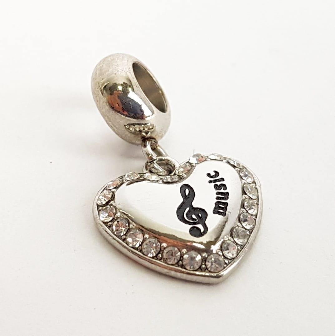 BERLOQUE CORAÇÃO COM NOTA MUSICAL CRAVEJADO AO REDOR | AÇO INOXIDÁVEL