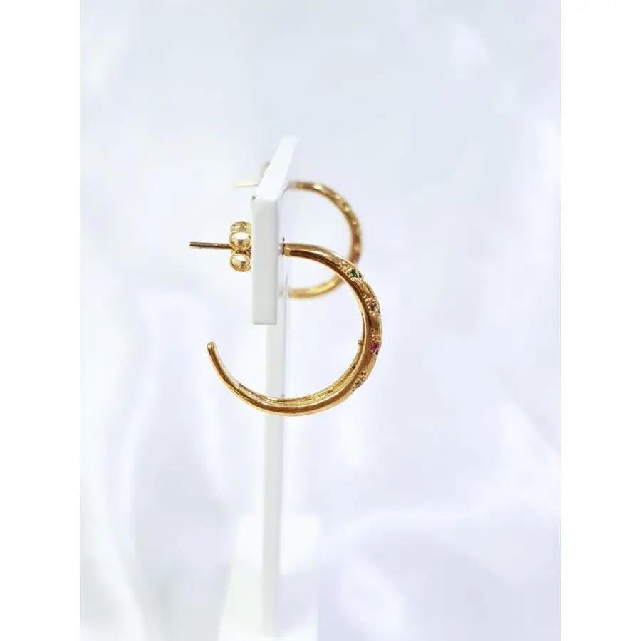 ARGOLA COM FILETES DE ZIRC COLOR EM FORMATO ESPIRAL|BANHADO EM OURO 18K