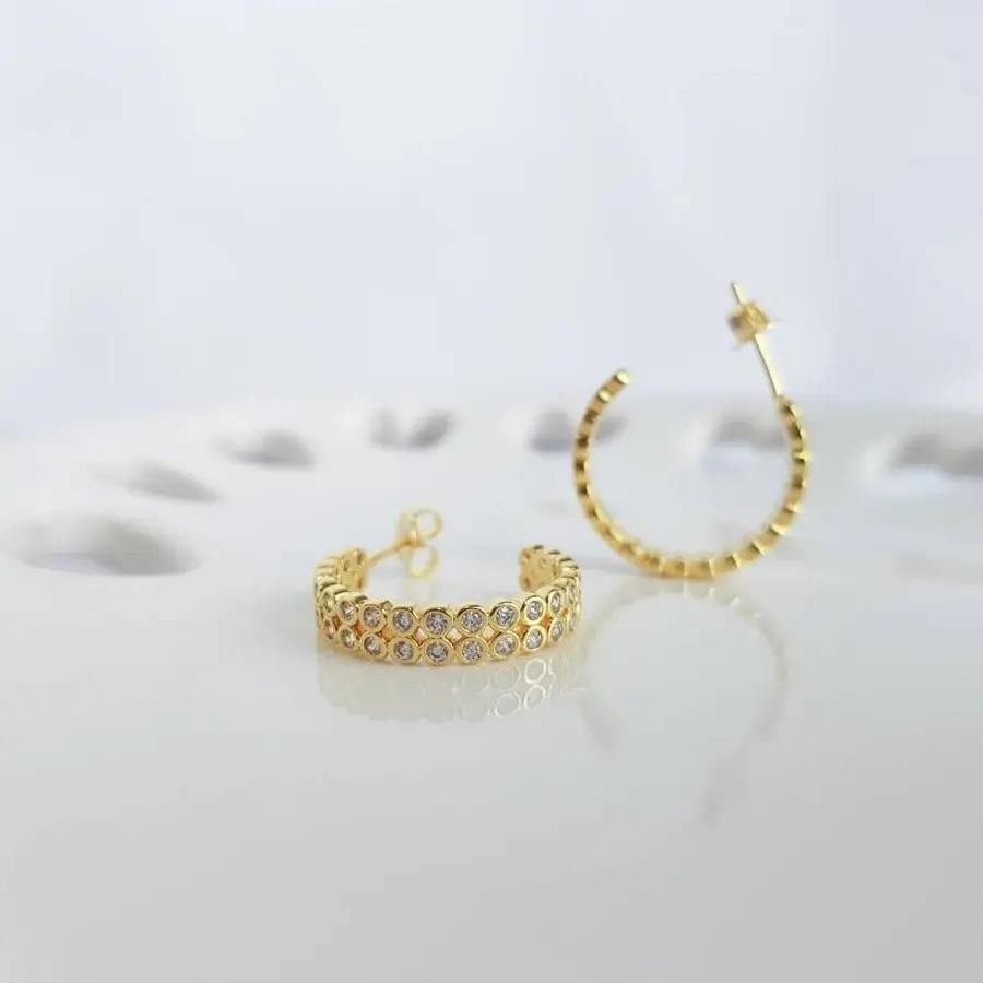 ARGOLA CRAV ZIRCÔNIA CRISTAIS EM CRAVAÇÃO INGLESA|BANHADO EM OURO 18K