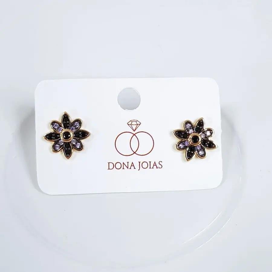 BRINCO FLOR ROXA COM APLIQUE DE RODIO NEGRO