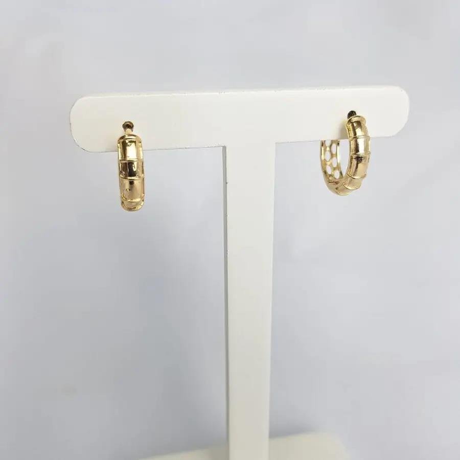 ARGOLA COM DETALHES LISOS E VAZADOS|1,5CM|BANHADO EM OURO 18K