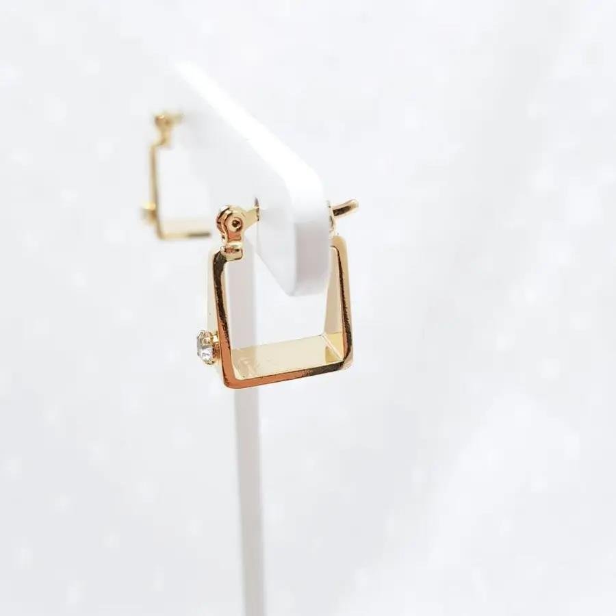 ARGOLA TRIANGULAR COM PEDRA CRISTAL FECHO ENCAIXE|BANHADO EM OURO 18K