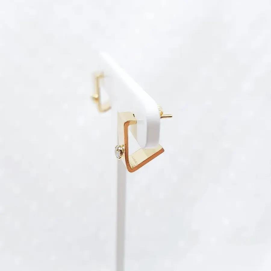 ARGOLA EM V COM PONTO DE LUZ |1,3CM|BANHADO EM OURO 18K