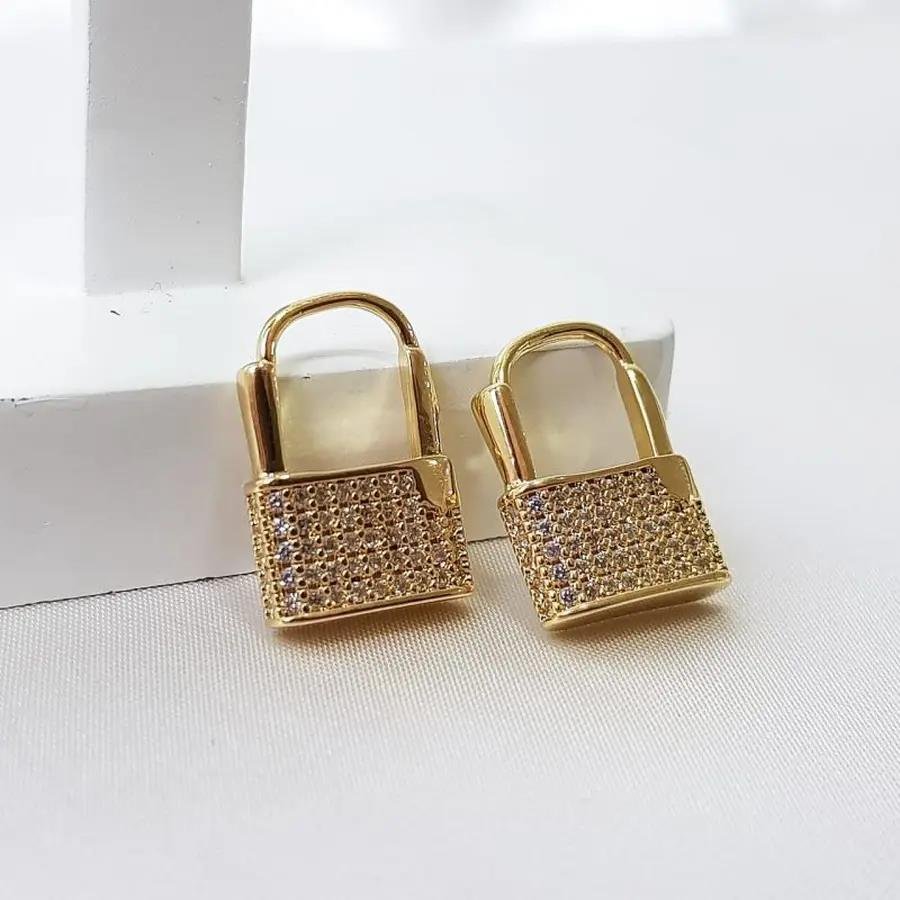 ARGOLA FECHO CADEADO CRAVEJADO|1,8CM|BANHADO EM OURO 18K