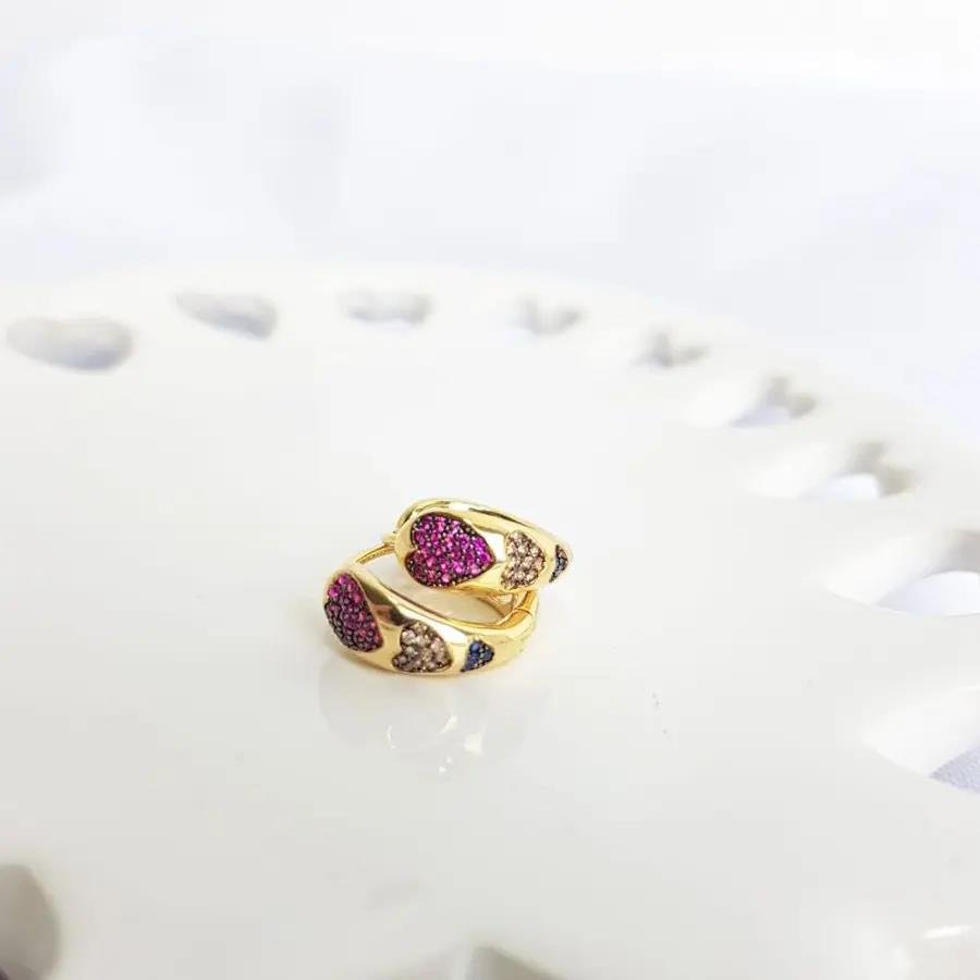 BRINCO ARGOLA 3 CORACOES CRAV COLOR|1,3CM|BANHADO EM OURO 18K