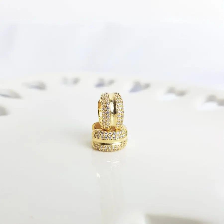 BRINCO ARGOLA CRAVEJADA COM FILETE LISO NO MEIO|1,1CM|BANHADO EM OURO 18K