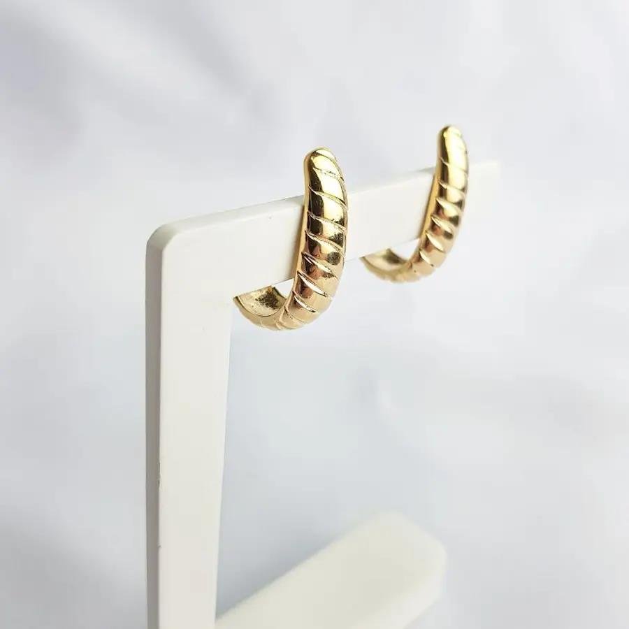 BRINCO EAR HOOK CROSSANT|2,5CM|BANHADO EM OURO 18K