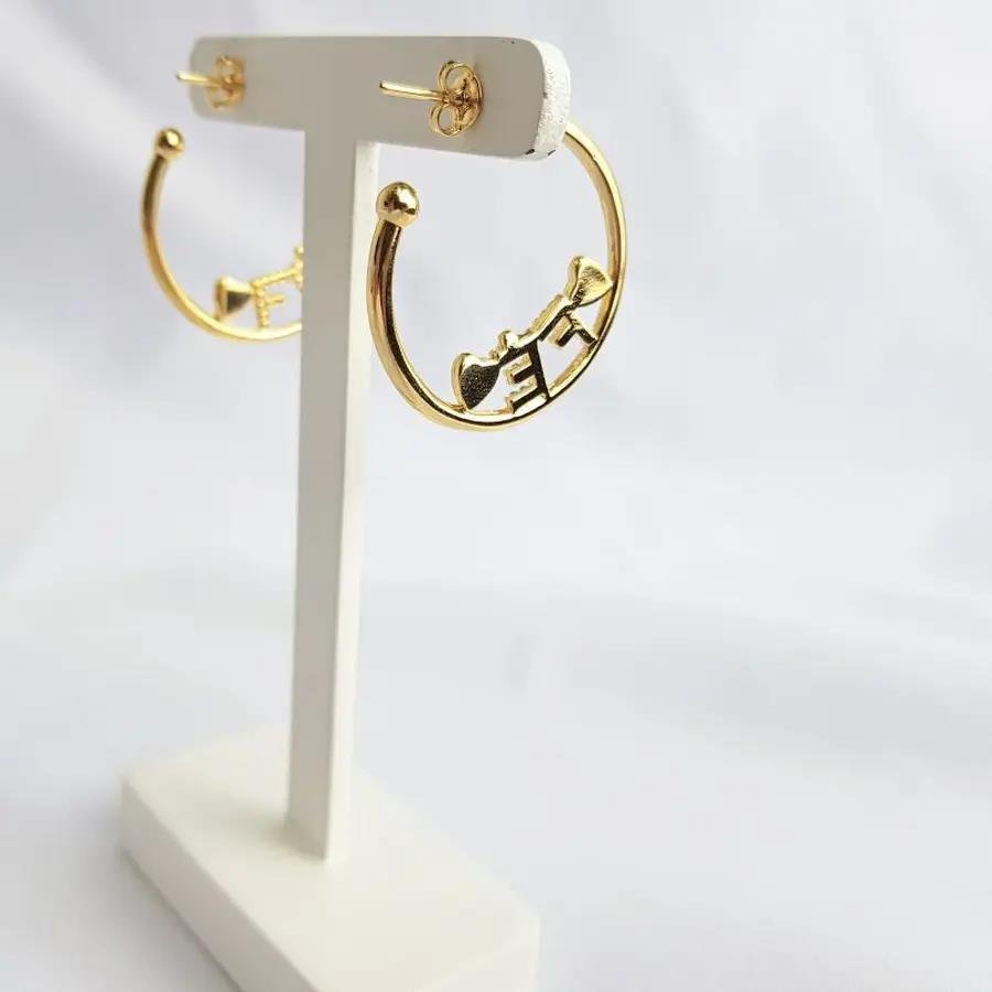 BRINCO ARGOLA ESCRITO FÉ C/ 2 CORAÇÕES LISOS|BANHADO EM OURO 18K