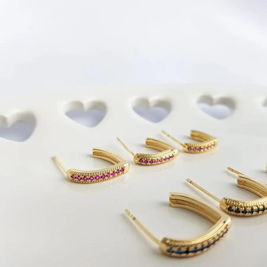 TRIO DE ARGOLAS OVAIS COM FILETES ZIRCONIAS COLOR|BANHADO EM OURO 18K